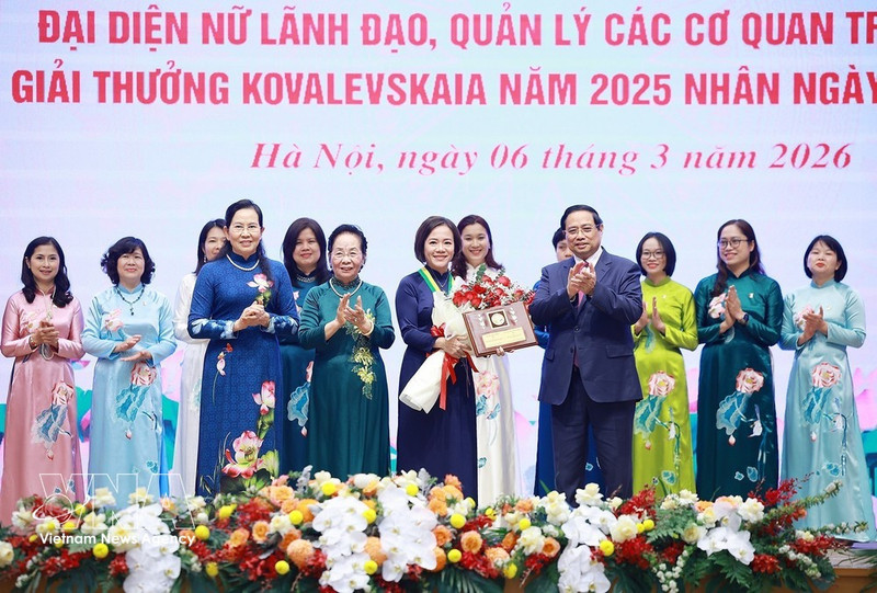 Prime Minister Pham Minh Chinh presents the 2025 Kovalevskaia Award to Prof. Dr. Tran Thi Viet Nga, Director of the Viet Nam–Japan Institute of Advanced Technology and senior lecturer at Ha Noi University of Civil Engineering (Photo: VNA)