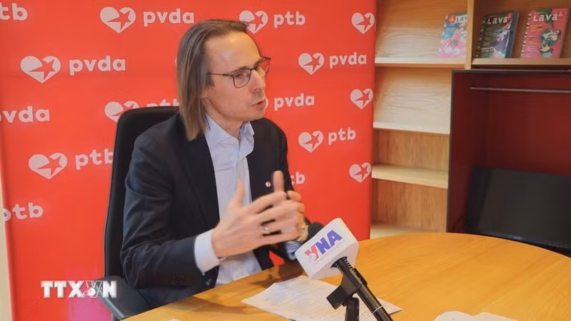 Benjamin Pestieau, Deputy General Secretary of the Workers’ Party of Belgium (PTB) speaks to Viet Nam News Agency correspondents in Brussels. (Photo: VNA)