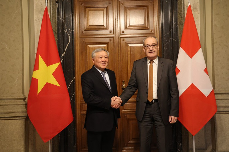 Standing Deputy Prime Minister Nguyen Hoa Binh (L) and Swiss President Guy Parmelin at their meeting in Bern on January 28 (Photo: VNA)