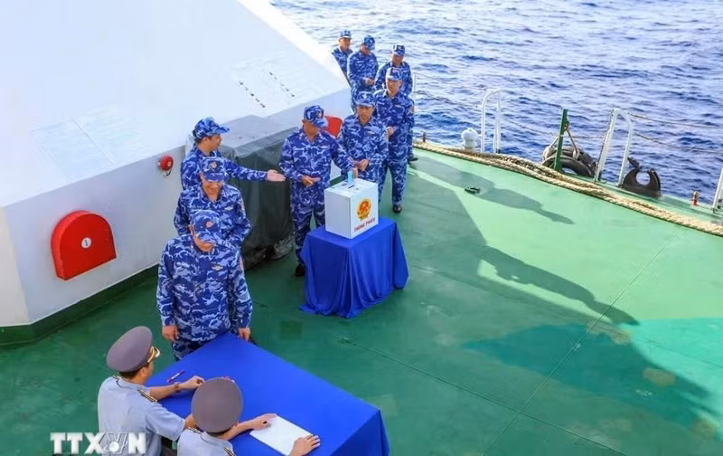 Crew members aboard a vessel on duty in Con Dao special zone cast their ballots (Photo: VNA) 