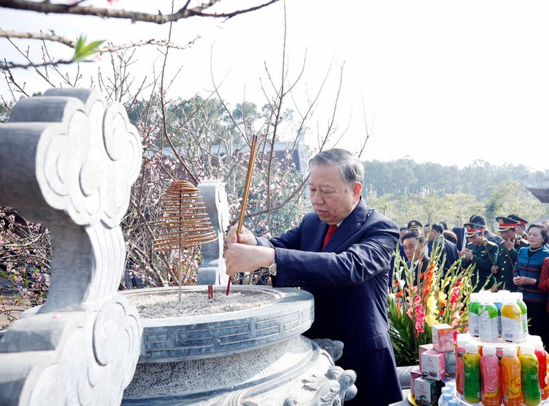 Party General Secretary To Lam offers incense to President Ho Chi Minh at Chung Son temple (Photo: VNA)
