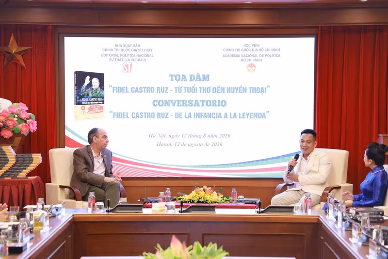 Cuban Ambassador to Viet Nam Rogelio Polanco Fuentes and journalist Vuong Xuan Nguyen, author of the book “Fidel Castro Ruz: From Childhood to Legend”, speak at the seminar. (Photo: Organising Committee)