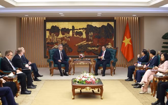 Prime Minister Pham Minh Chinh hosts a reception for Secretary of the Security Council of the Russian Federation Sergey Shoigu on December 9. (Photo: VNA)