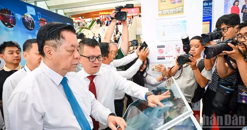 Reporters cover the 2025 National Press Festival.