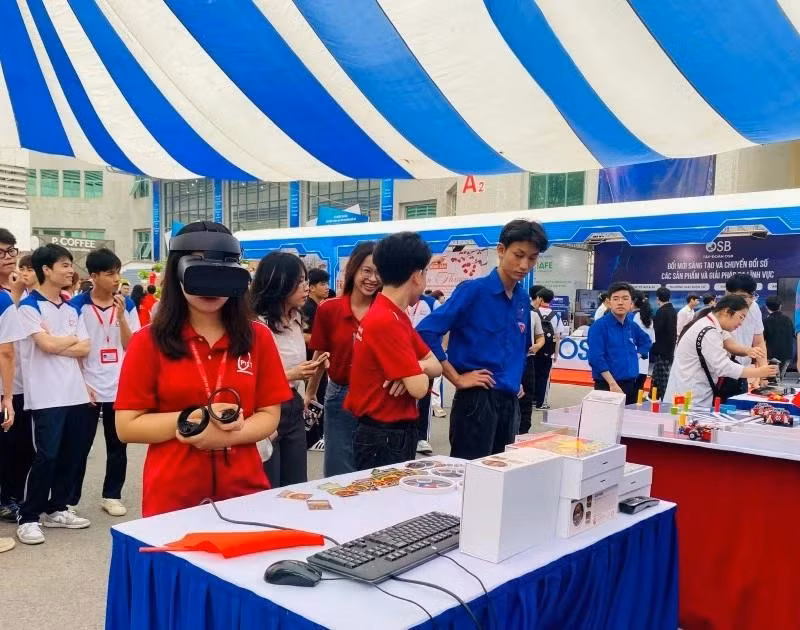 Students experience virtual reality technology at the launching ceremony for the movement “The whole nation competes in innovation and digital transformation,” held in April 2025 at the Posts and Telecommunications Institute of Technology. (Photo: Hiep Duc)