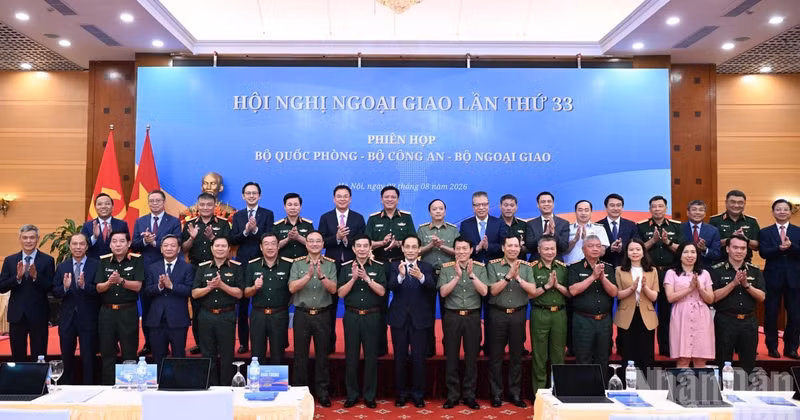 The event features the participation of Politburo members: General Phan Van Giang, Deputy Prime Minister and Minister of National Defence; General Luong Tam Quang, Minister of Public Security; and Minister of Foreign Affairs Le Hoai Trung.