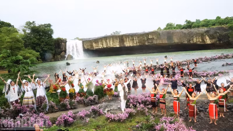 Ecotourism destinations include scenic sites such as Dray Nur Waterfall.