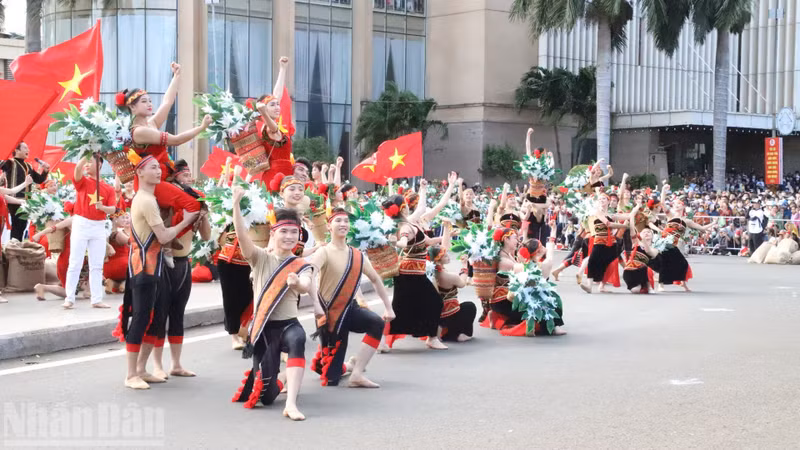 With 49 ethnic groups residing in the province, Dak Lak boasts a rich and diverse mosaic of traditional cultures.