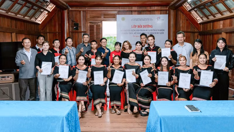 Dak Lak Provincial Department of Culture, Sports and Tourism has organised training courses on experience-based tourism product development and hospitality skills for local residents in Ako Dhong Village, Buon Ma Thuot Ward.