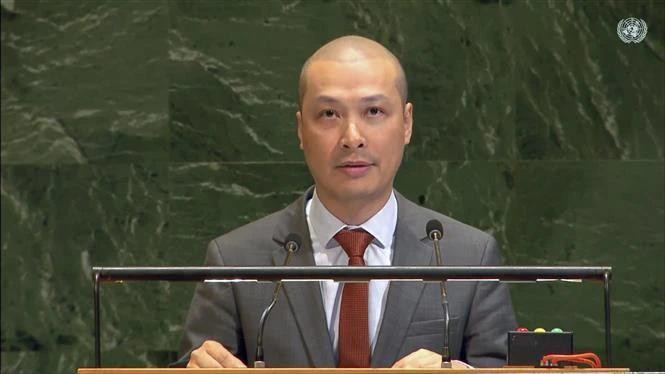 Minister Counselor Nguyen Hoang Nguyen, who is also Deputy Permanent Representative of Viet Nam to the UN, addresses the Emergency Special Session of the UN General Assembly. (Photo: VNA)