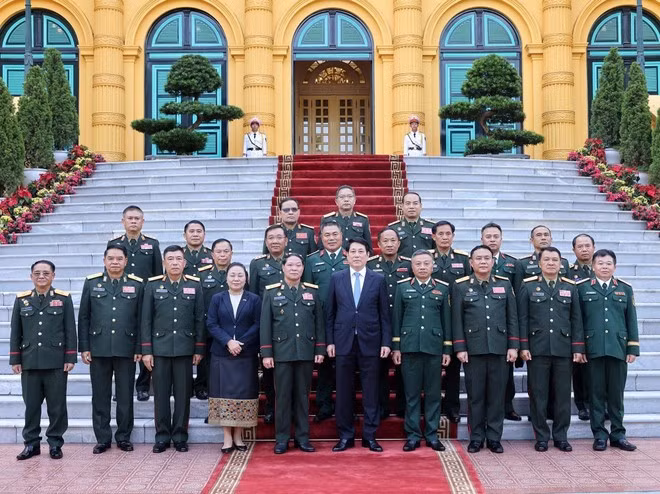 State President Luong Cuong (centre) and representatives from the General Department of Politics of the Lao People’s Army (Photo: VNA)