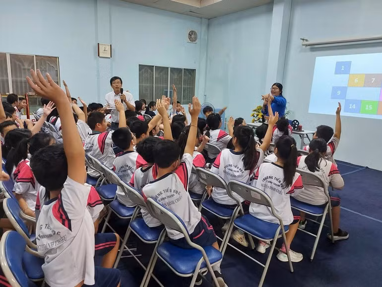 Students participate in an extracurricular lesson on electricity-saving solutions.