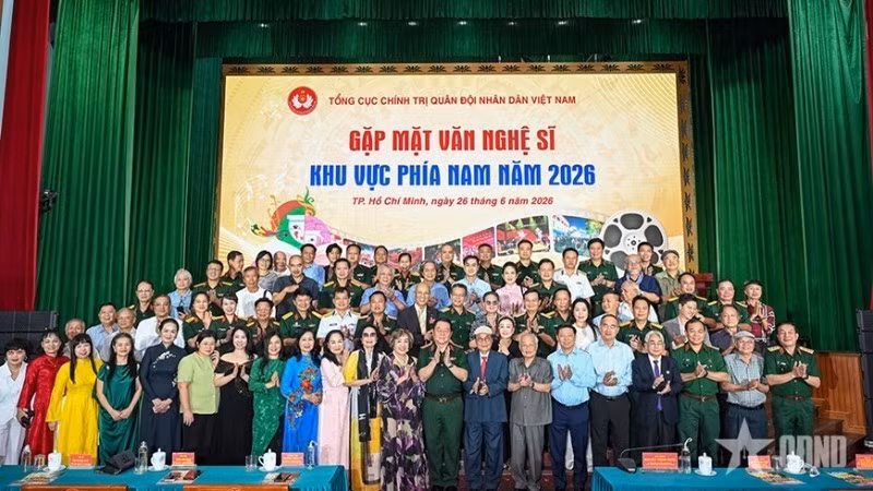 General Nguyen Trong Nghia poses for a photo with artists. (Photo: qdnd.vn)