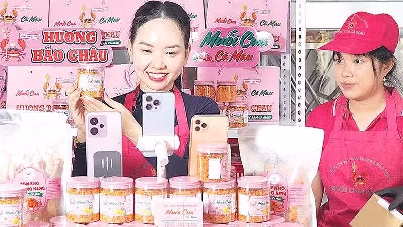 Young people are livestreaming to introduce their crab salt product and selling it online through e-commerce channels.