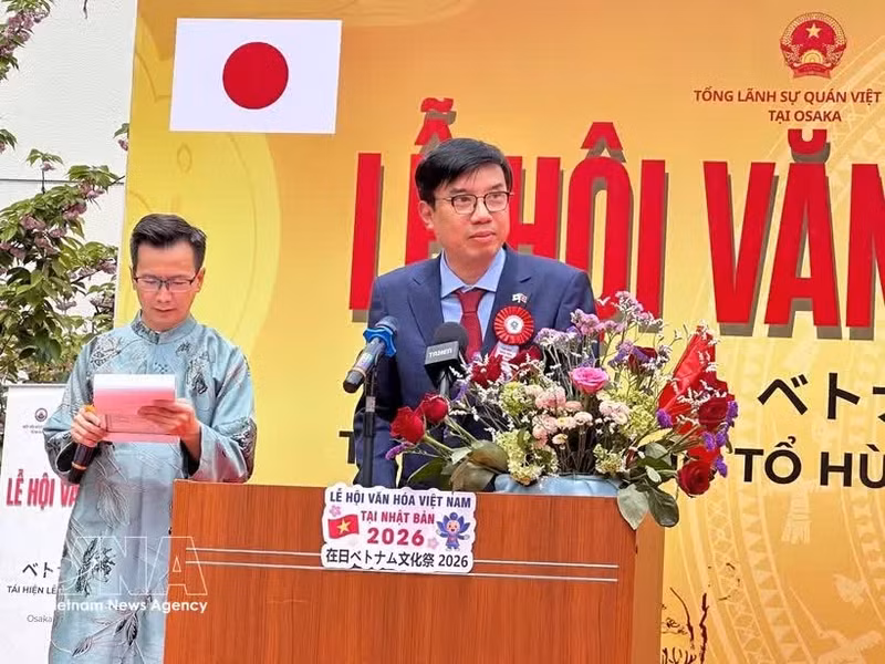 Viet Nam’s Consul General in Osaka Nguyen Truong Son speaks at the 9th Vietnam cultural festival in Osaka on April 19, 2026. (Photo: VNA)