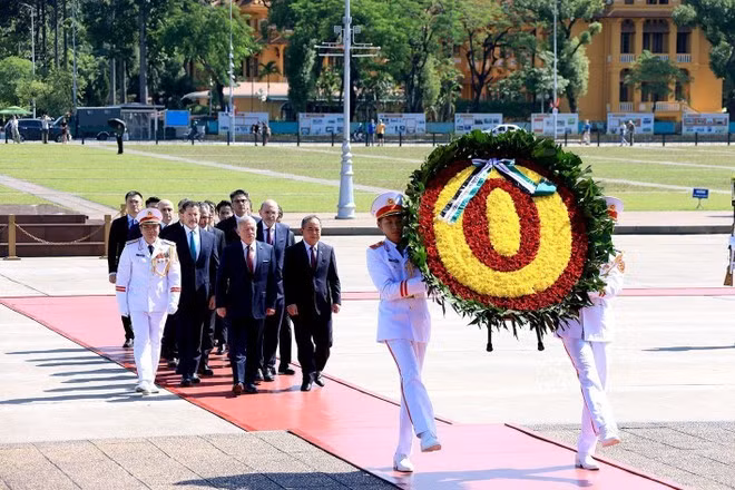 During the visit, King Abdullah II and his delegation lay a wreath at the Ho Chi Minh Mausoleum. (Photo: VNA)