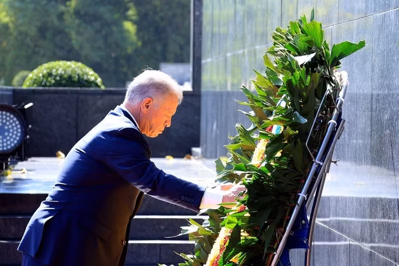 King of the Hashemite Kingdom of Jordan Abdullah II Ibn Al Hussein lays a wreath and paý tribute to President Ho Chi Minh at his mausoleum in Ha Noi on November 13. (Photo: VNA)
