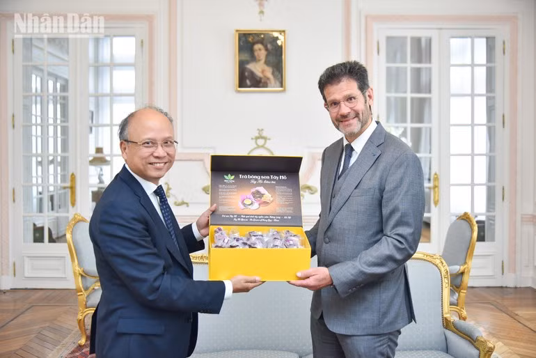 Ambassador Dinh Toan Thang suggests Meuse as a possible venue for the next Viet Nam–France Local Cooperation Conference. (Photo: Minh Duy)