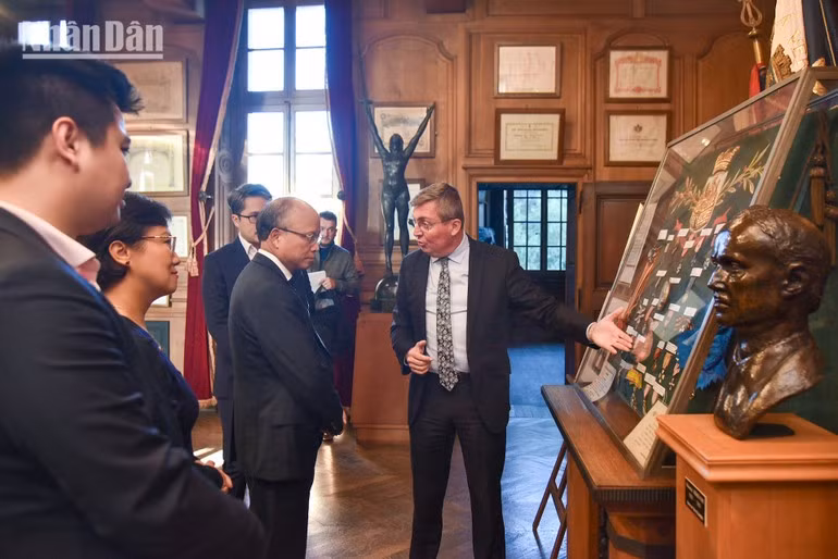 Mayor Samuel Hazard presents medals awarded to Verdun, including the Kim Khanh (Order of Merit of the Empire of Viet Nam). (Photo: Minh Duy)