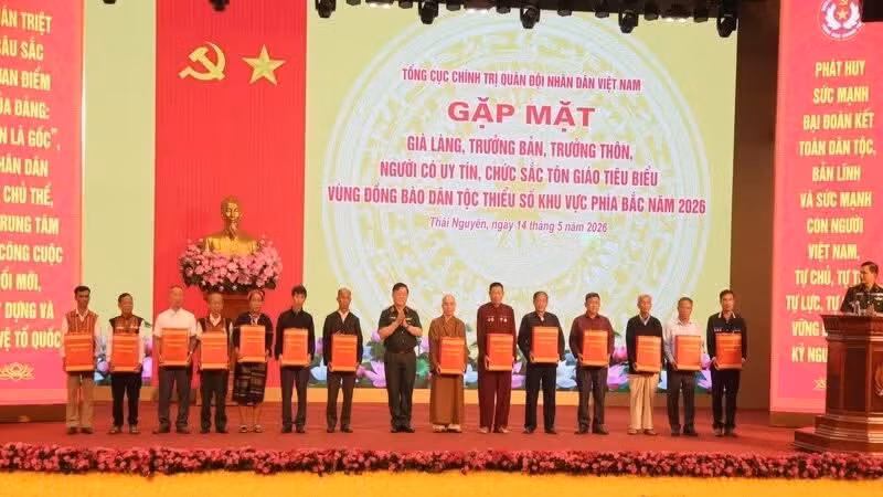 General Nguyen Trong Nghia presents gifts to village patriarchs, village heads, reputable figures, and religious dignitaries from ethnic minority communities in northern Viet Nam.