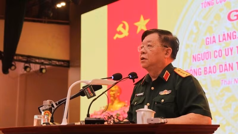 General Nguyen Trong Nghia delivers remarks at the meeting.