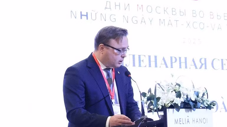 Counsellor at the Russian Embassy in Viet Nam Ivan Nesterov speaks at the forum.