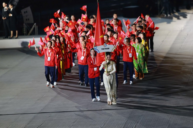 The Viet Nam sports delegation at the opening ceremony of SEA Games 33. (Photo: NDO)