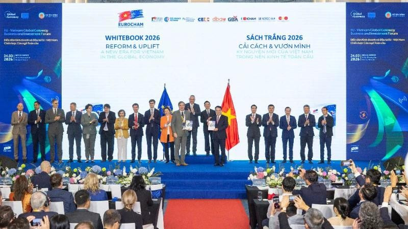 The handover ceremony of the Whitebook from EuroCham Viet Nam to the Vietnamese Government (Photo: EUROCHAM)