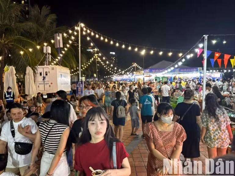 Crowds enjoy the culinary space at Enjoy Da Nang Festival 2025. (Photo: ANH DAO)