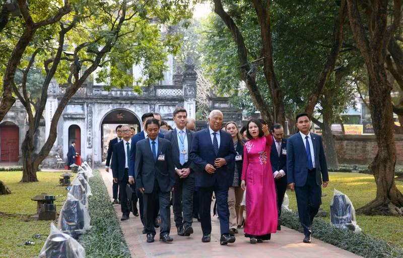 President of the European Council António Costa (centre, first row) visits the Van Mieu - Quoc Tu Giam (Temple of Literature). (Photo: VNA)
