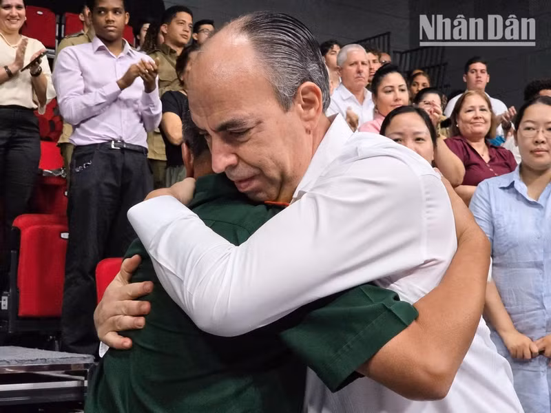 Cuban Ambassador Rogelio Polanco Fuentes expresses his emotion after watching the documentary. (Photo: MINH DUY)