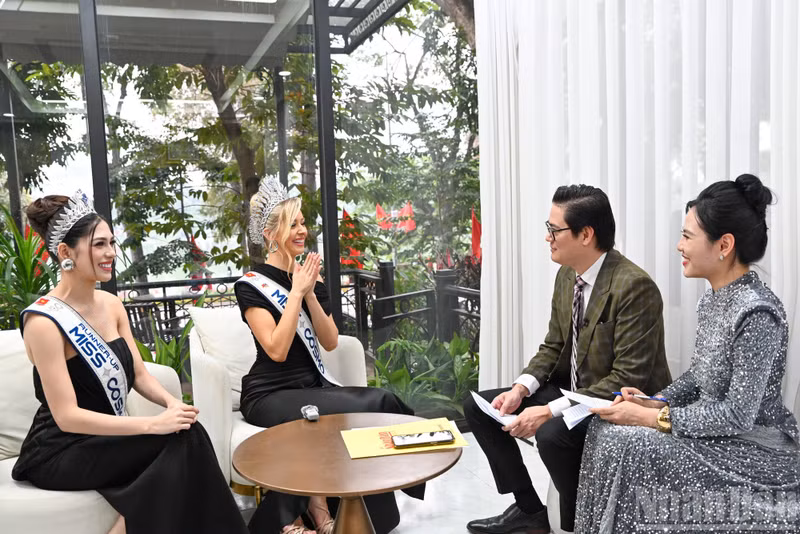 The exchange took place in a warm and friendly atmosphere.