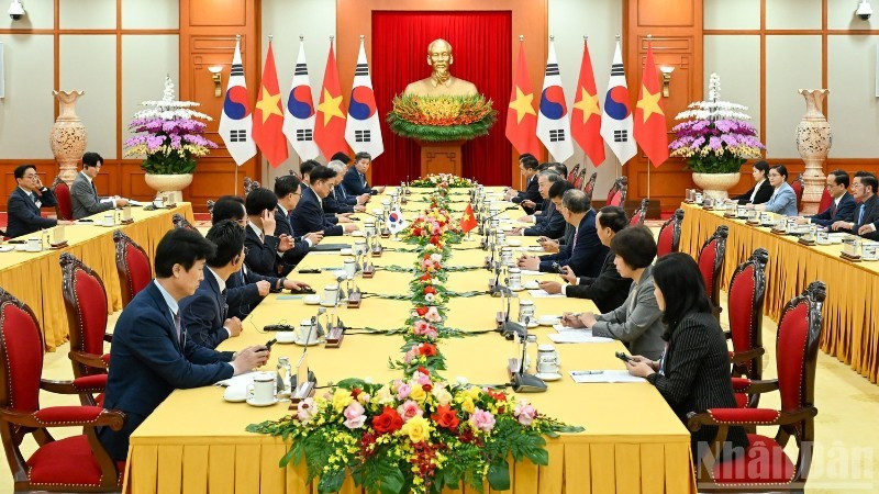 The meeting between Party General Secretary To Lam and Speaker of the Republic of Korea's National Assembly Woo Won Shik in Ha Noi on November 21. (Photo: NDO)