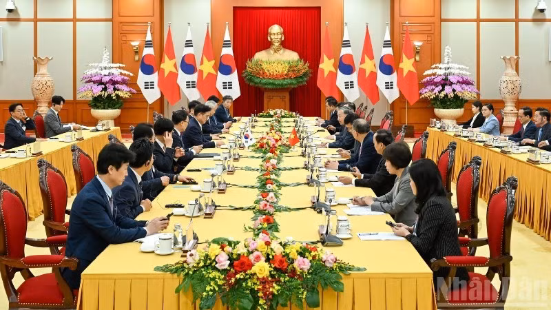 The meeting between Party General Secretary To Lam and Speaker of the Republic of Korea's National Assembly Woo Won Shik in Ha Noi on November 21. (Photo: NDO)