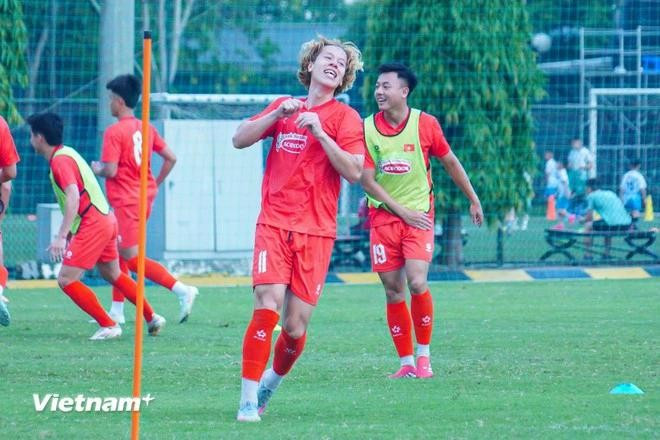 Midfielder Le Viktor of Hong Linh Ha Tinh (centre) is called up for the Viet Nam's national men football team along with striker Bui Alex, (Photo: VN+)