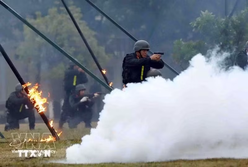 Officers of Peacekeeping Police Unit No. 1 demonstrate combat skills and tactical techniques, including responses to potential real-world operational scenarios. (Photo: VNA)