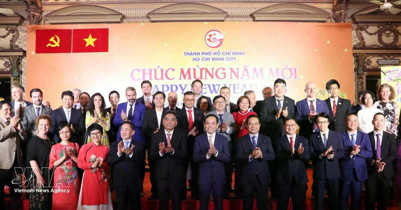 Politburo member and Secretary of the Ho Chi Minh City Party Committee Tran Luu Quang, together with city leaders, poses for a photo with delegates at the meeting. (Photo: VNA)