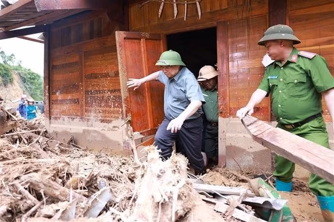 Prime Minister Pham Minh Chinh inspects and directs recovery efforts following floods, flash floods, and landslides in Xa Dung commune. (Photo: VNA)