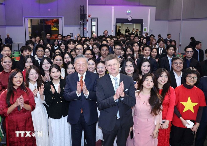 General Secretary of the Communist Party of Viet Nam (CPV) Central Committee To Lam, Aalto University President Ilkka Niemela, and Vietnamese students studying in Helsinki (Photo: VNA) 