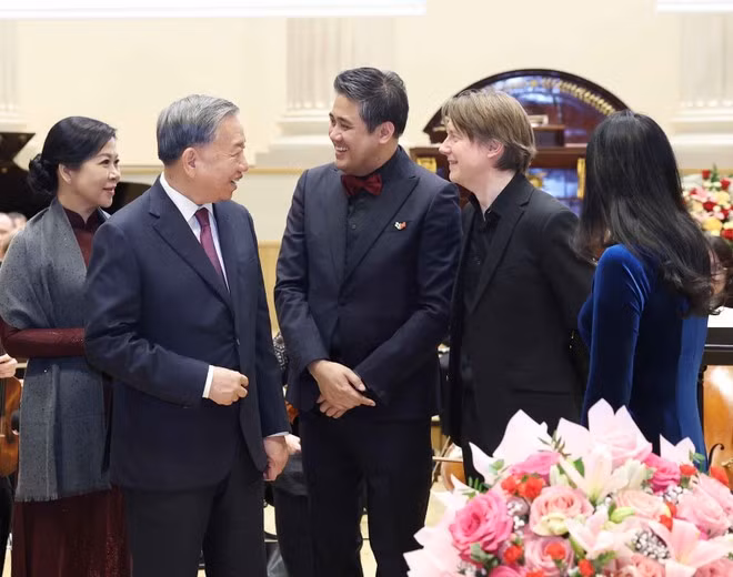 Party General Secretary To Lam and his spouse talk to artists at the event. (Photo: VNA)