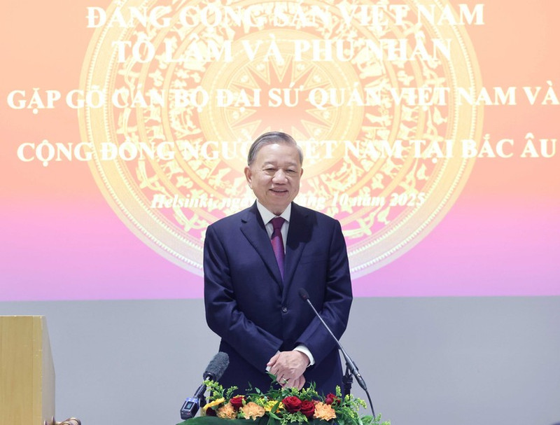 Party General Secretary To Lam speaks at the meeting with representatives of the Vietnamese embassies and communities in Nordic countries in Helsinki on October 21. (Photo: VNA) 