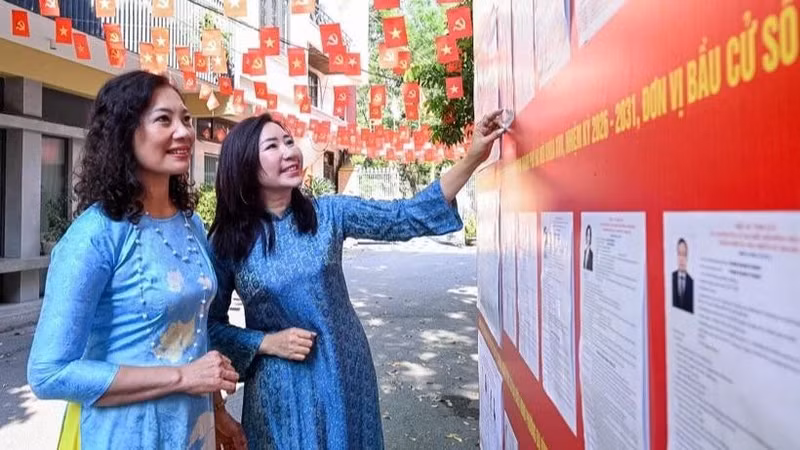 A voter list posting site at Polling Area No. 7, Polling Station No. 3, Ba Dinh Ward, Ha Noi. (Photo: Thanh Dat)