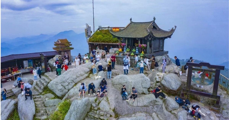 Tourists at Dong Pagoda, situated on the highest peak of Yen Tu Mountain. (Photo: VNA)
