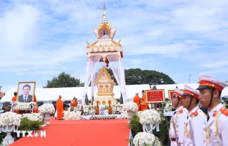 The coffin of Xaysomphone Phomvihane, Politburo member of the Lao People's Revolutionary Party Central Committee and President of the National Assembly of Laos, is carried to the venue for the memorial service. (Photo: VNA)