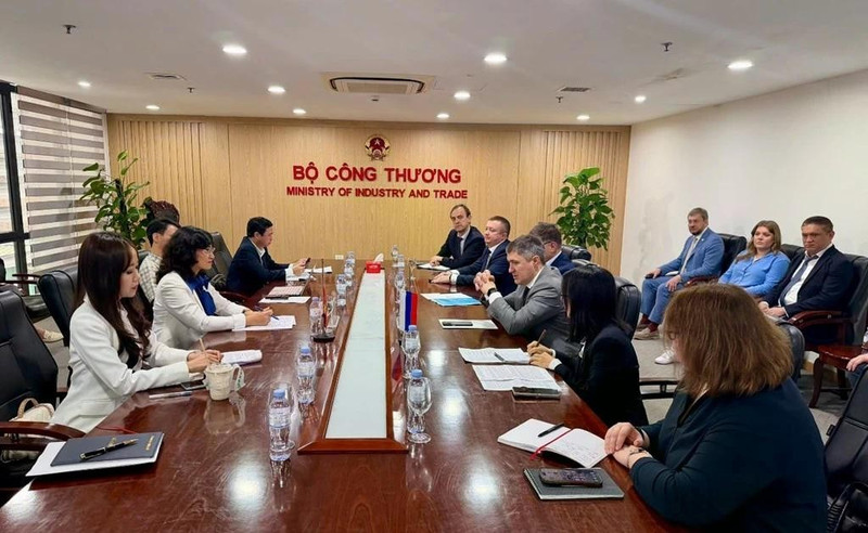 The recent working session between Deputy Minister of Industry and Trade Phan Thi Thang and Dmitry Nikolaevich Makhonin, Governor of Perm Krai (Photo: Ministry of Industry and Trade)