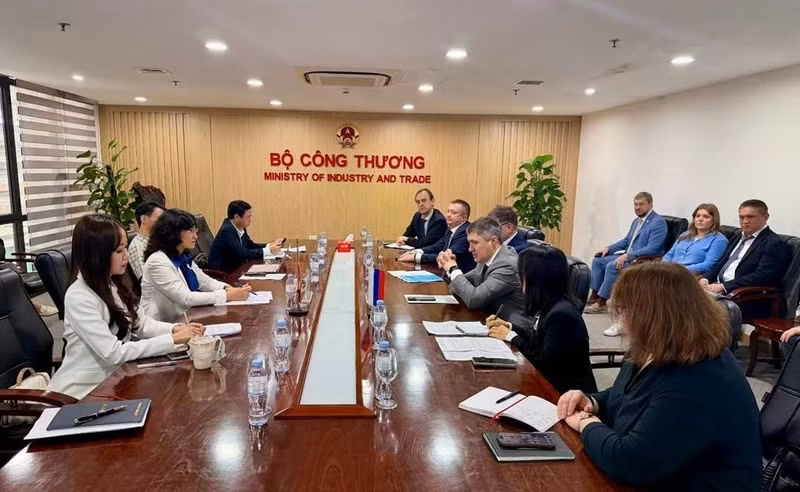 The recent working session between Deputy Minister of Industry and Trade Phan Thi Thang and Dmitry Nikolaevich Makhonin, Governor of Perm Krai (Photo: Ministry of Industry and Trade)