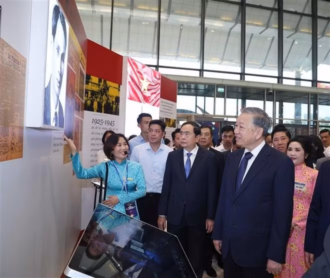 Party General Secretary To Lam and delegates visit a pavilion at the National Press Festival 2025. (Photo: VNA)