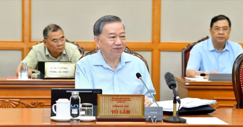 Party General Secretary To Lam delivers directives at the meeting.