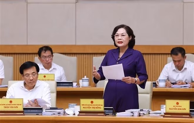 Governor of the State Bank of Vietnam Nguyen Thi Hong speaks at the meeting. (Photo: VNA)