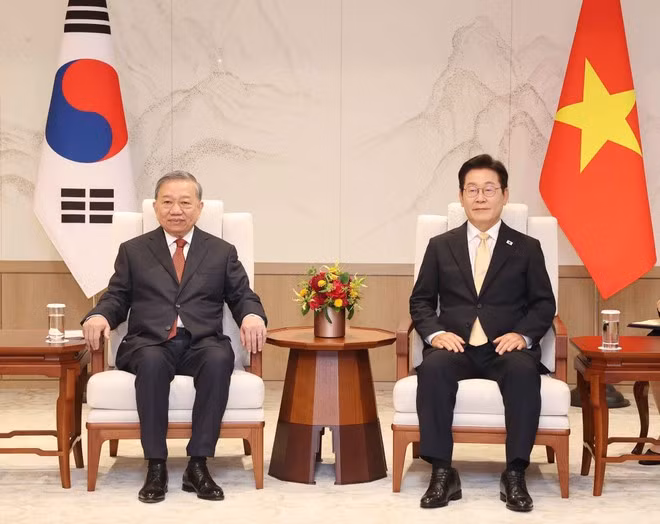 General Secretary of the Communist Party of Viet Nam Central Committee To Lam (L) and President of the Republic of Korea (RoK) Lee Jae Myung at their meeting in Seoul on August 11. (Photo: VNA)